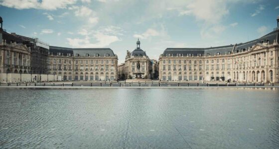 wojciech-rzepka-Bordeaux City Card palace and pondunsplash