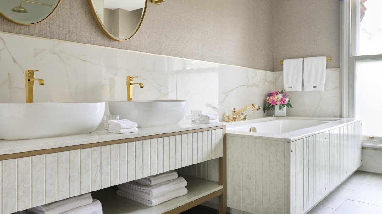 The College Green Hotel Dublin, Autograph Collection bathroom with tub and gold taps
