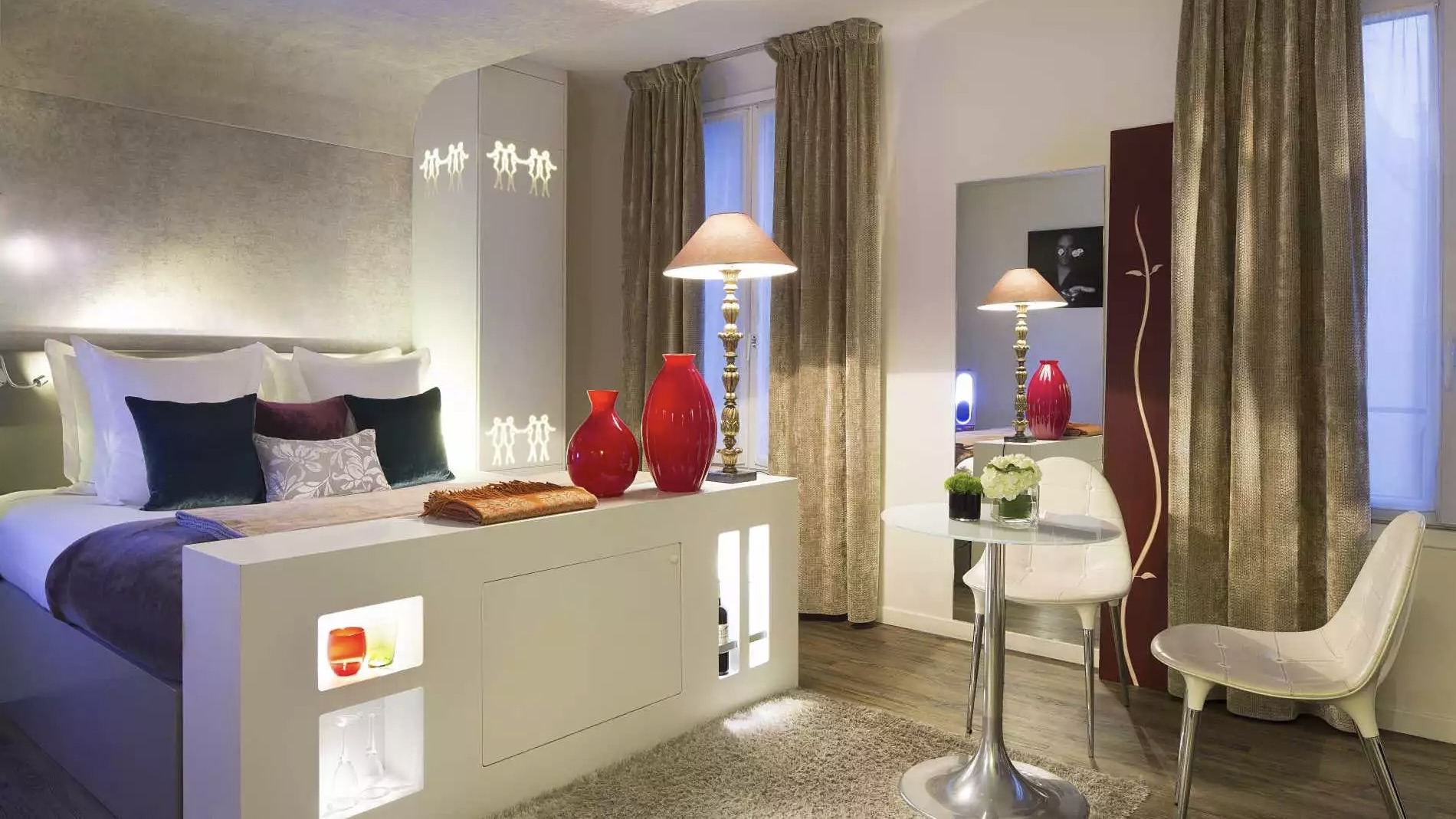 Hotel Gabriel Paris bedroom with red vases at one of the best luxury boutique hotels in Paris