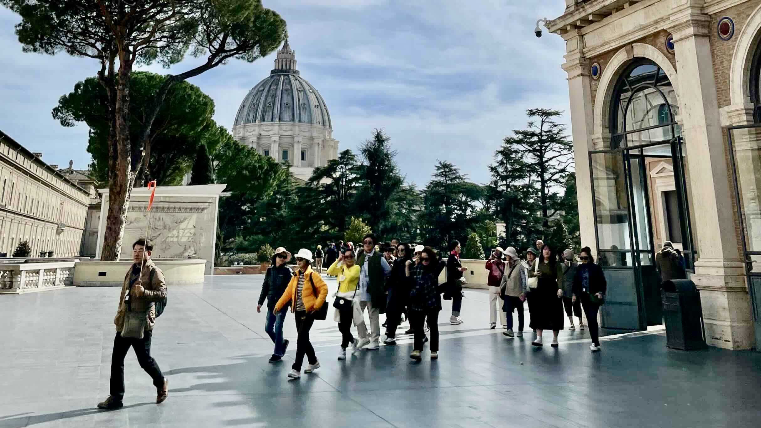 Vatican Museums Tour underway with guide - Photo Charlie Wagner Chazalon