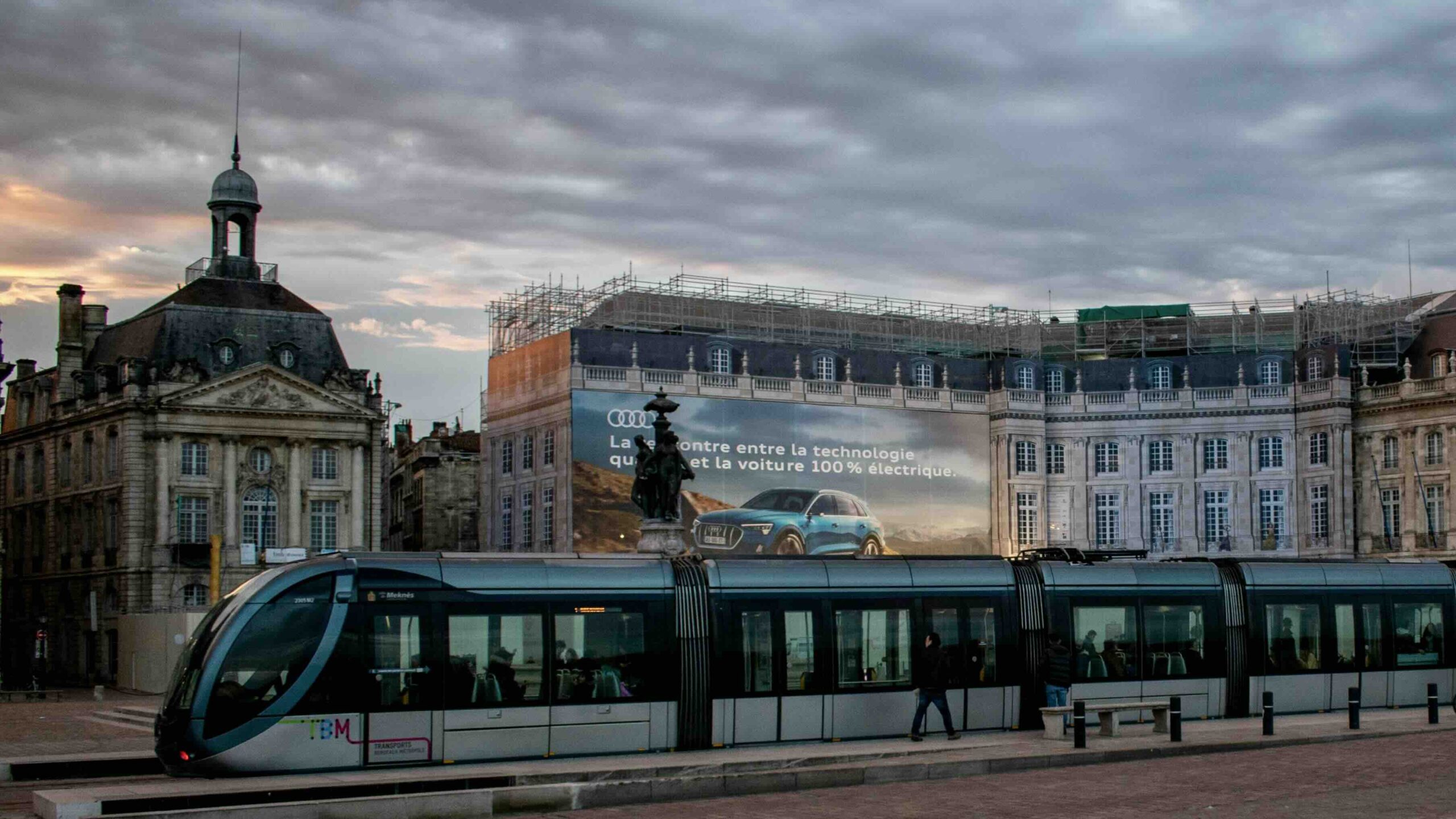 clovis-wood-photography-Bordeaux City Pass tram at night unsplash