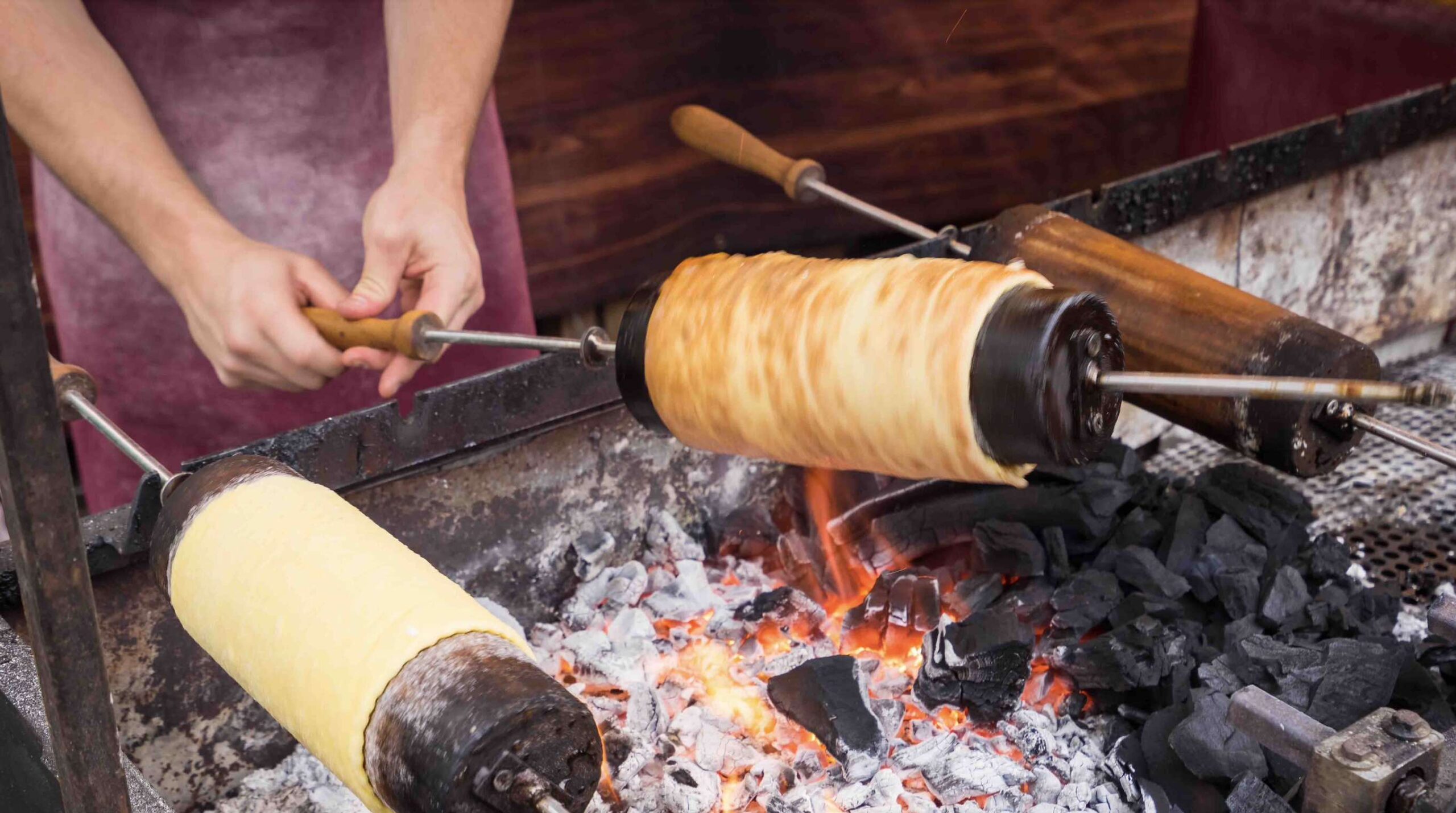 Hungary’s famous chimney cakes can be enjoyed at Mulnar Kurtoksolaks during your walking tour (Photo: Roberto Binetti / Shutterstock)