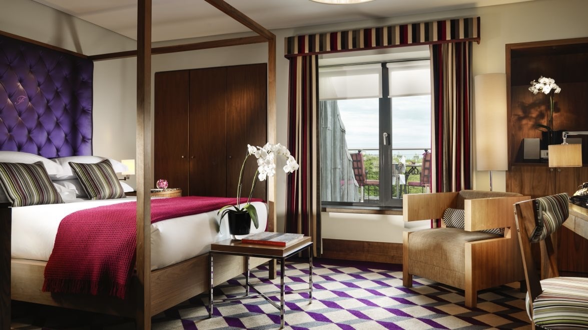 Fitzwilliam Hotel four post bed with park view