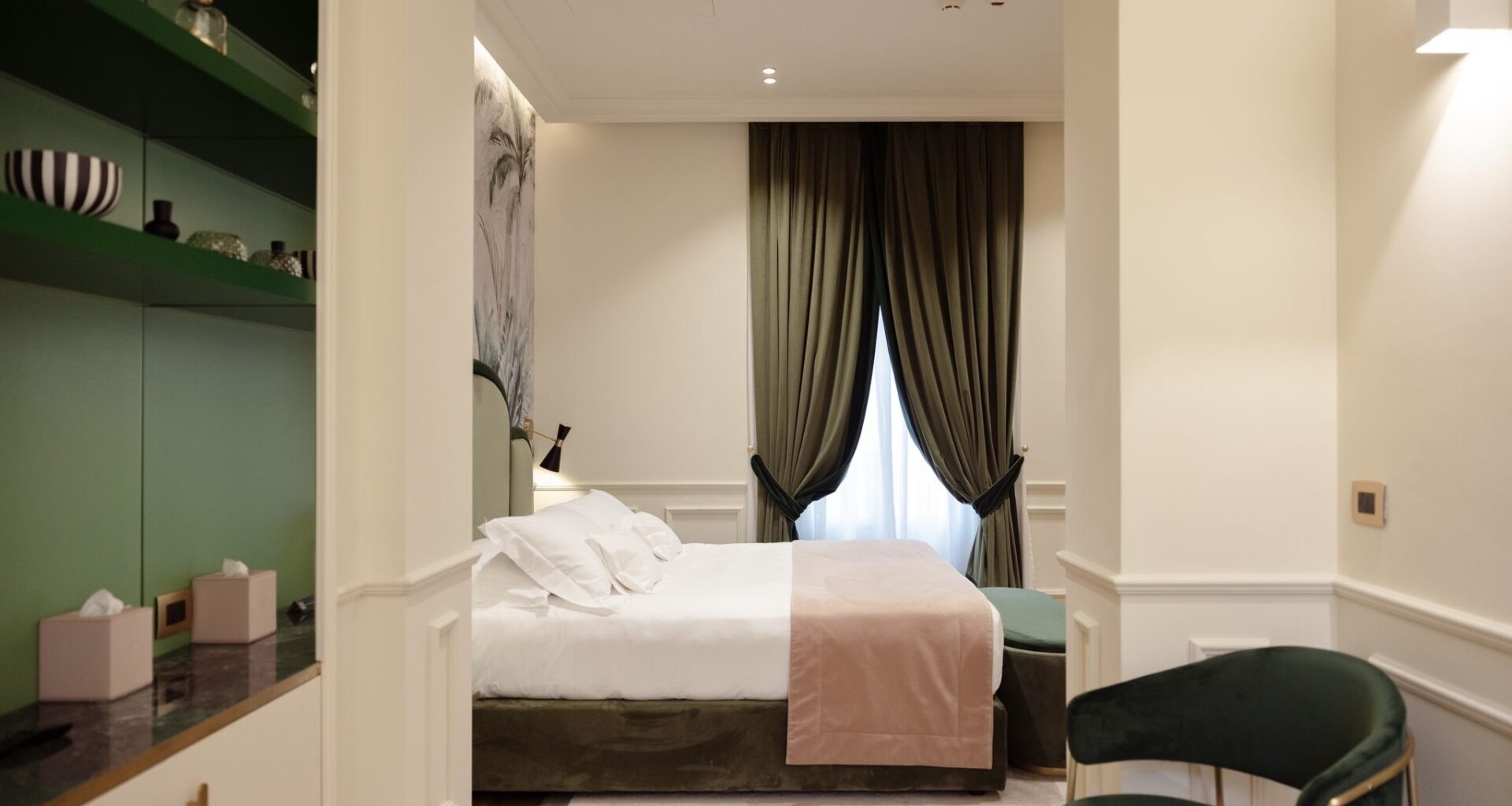 Hotel La Gemma Florence bedroom with living area