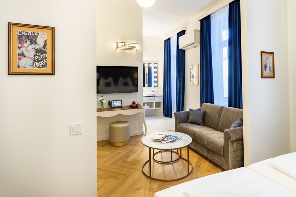 Theaterhotel & Suites Wien with blue room